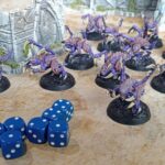 StarCraft TMG - Zergling-Miniaturen aus dem StarCraft Tabletop Miniatures Game im Größenvergleich, die die massive Skalierung der Modelle zeigen (Quelle: Goonhammer)