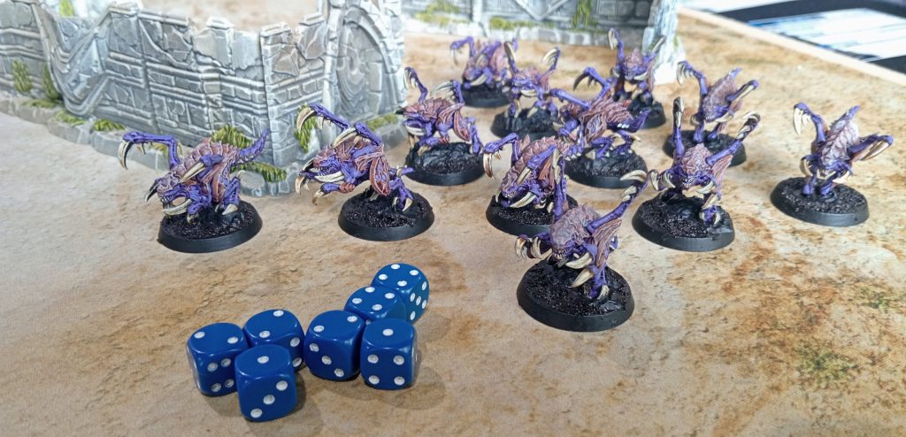 StarCraft TMG - Zergling-Miniaturen aus dem StarCraft Tabletop Miniatures Game im Größenvergleich, die die massive Skalierung der Modelle zeigen (Quelle: Goonhammer)