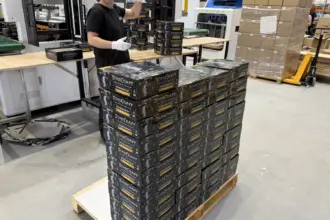 StarCraft TMG - Archon Studio Produktionshalle mit Spritzgussmaschinen für die Massenproduktion (Quelle: https://archon-studio.com/blog/news-1/starcraft-tabletop-miniatures-game-faq-update-your-latest-questions-answered)