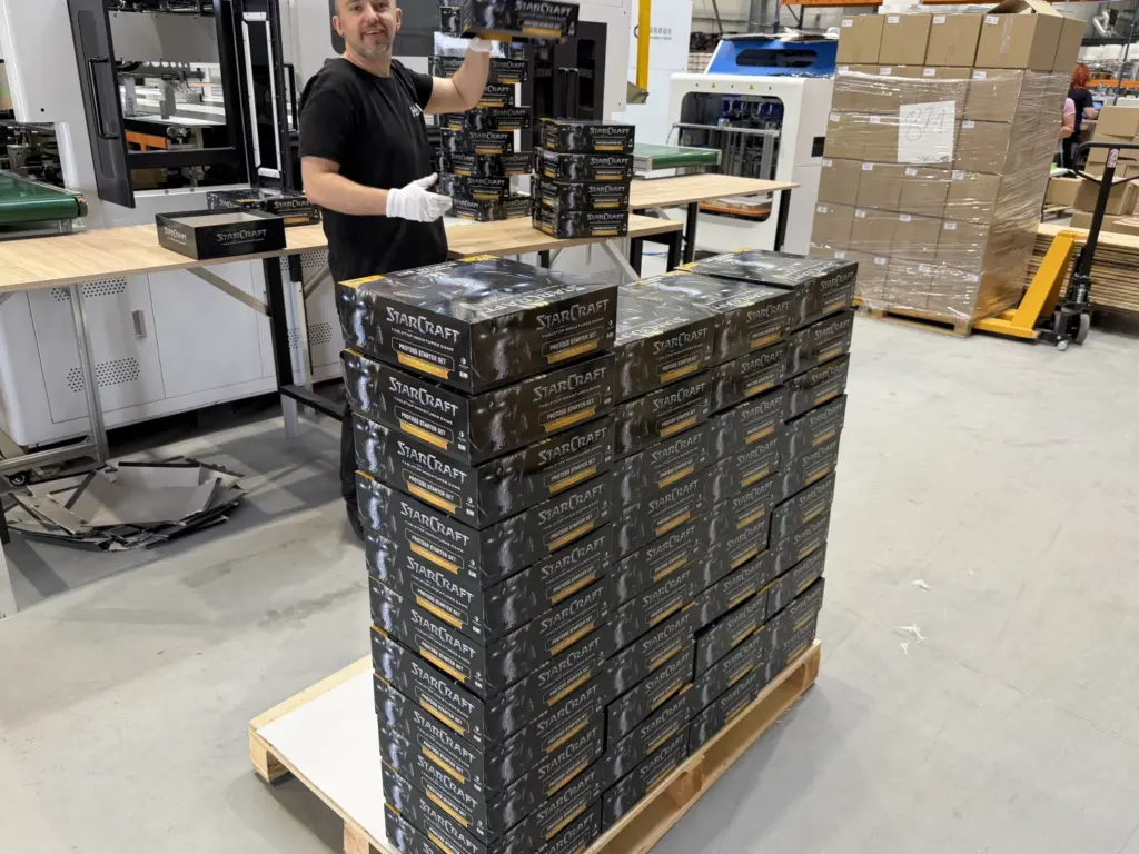 StarCraft TMG - Produktion bei Archon Studio, neue Spritzgussmaschinen für 300.000 Boxen (Quelle: https://archon-studio.com/blog/news-1/starcraft-tabletop-miniatures-game-faq-update-your-latest-questions-answered)