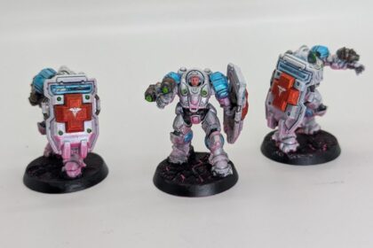 StarCraft TMG - Speedpainted Terran Medics von Kevin Stillman mit TurboDork Pearly Gates Finish (Quelle: Goonhammer/Tabletop Battles)