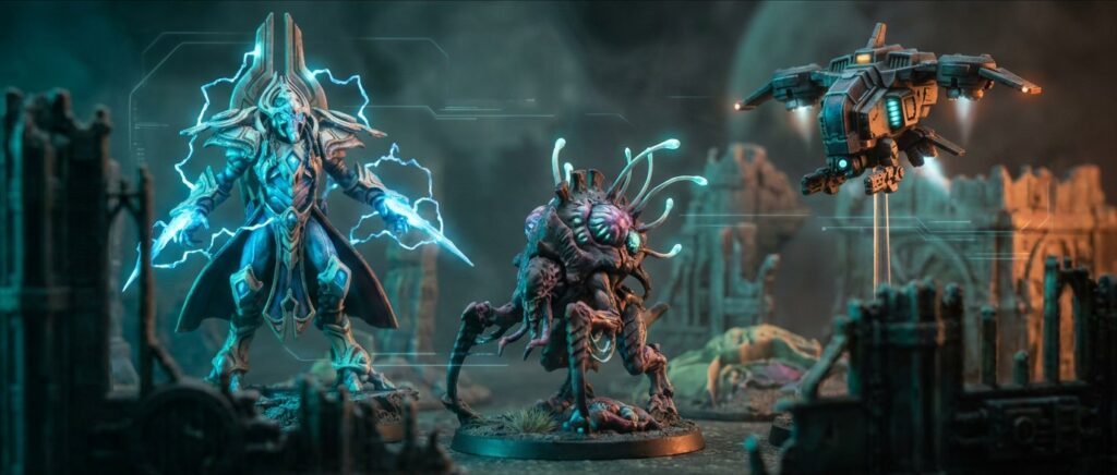 Drei StarCraft-TMG-Caster-Miniaturen: Protoss-Templer mit blauer Psi-Energie, Zerg-Bio-Caster und fliegende Terraner-Support-Drohne auf einem Sci-Fi-Tabletop-Diorama.