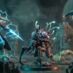 Drei StarCraft-TMG-Caster-Miniaturen: Protoss-Templer mit blauer Psi-Energie, Zerg-Bio-Caster und fliegende Terraner-Support-Drohne auf einem Sci-Fi-Tabletop-Diorama.