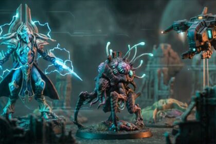 Drei StarCraft-TMG-Caster-Miniaturen: Protoss-Templer mit blauer Psi-Energie, Zerg-Bio-Caster und fliegende Terraner-Support-Drohne auf einem Sci-Fi-Tabletop-Diorama.