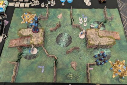 StarCraft TMG - Turnierpartie auf den neuen Archon-Rampen beim Goonhammer Open 2026 in Baltimore (Quelle: https://www.tabletopbattles.com/starcraft-tabletop-miniatures-game-at-the-goonhammer-open-2026)