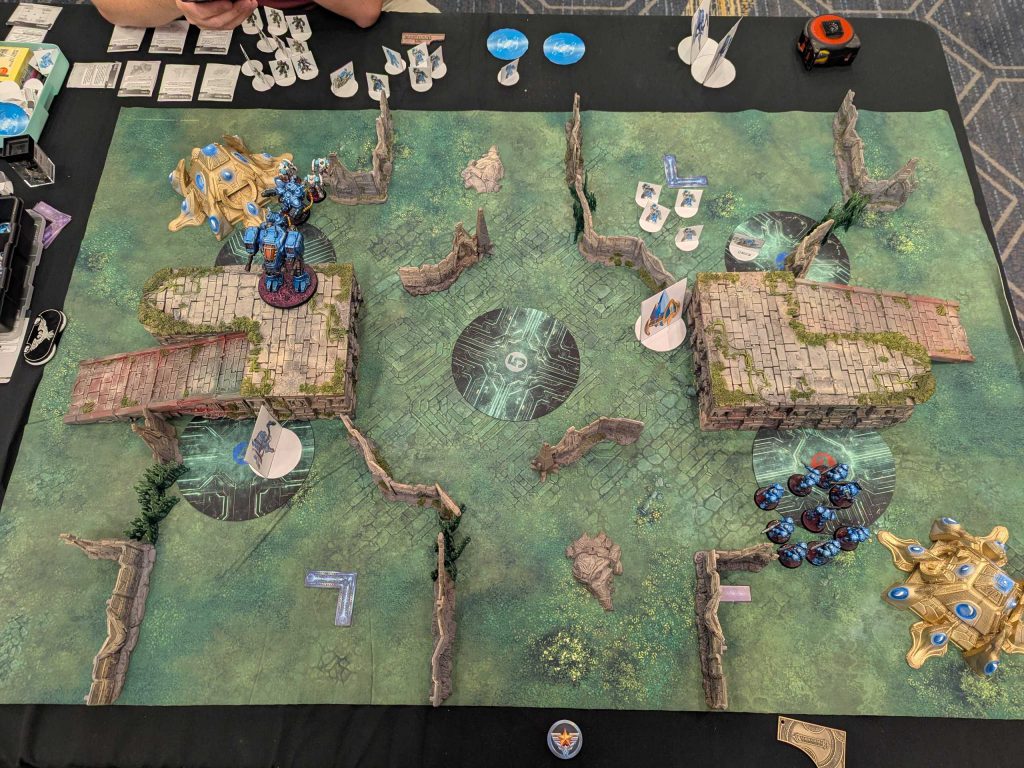 StarCraft TMG - Turnierpartie auf den neuen Archon-Rampen beim Goonhammer Open 2026 in Baltimore (Quelle: https://www.tabletopbattles.com/starcraft-tabletop-miniatures-game-at-the-goonhammer-open-2026)