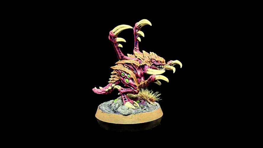 StarCraft TMG - einzelner bemalter Zergling der Zerg-Fraktion vor schwarzem Hintergrund