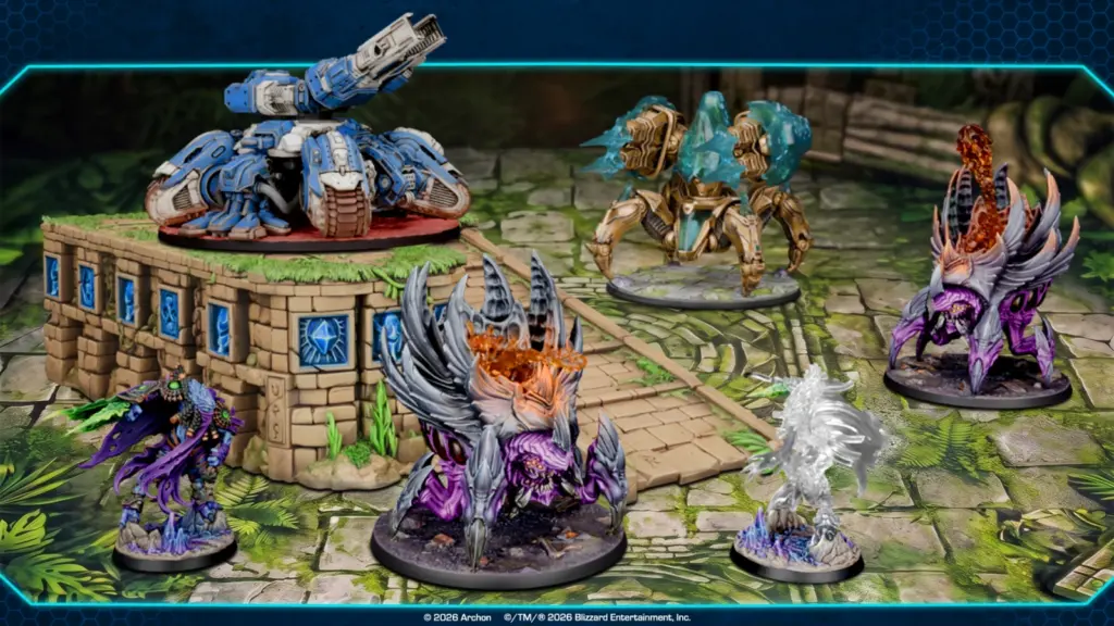 StarCraft TMG - bemalte Miniaturen aller drei Fraktionen auf Lost-Temple-Gelaende: Terran Siege Tank, Protoss Immortal und Zeratul, Zerg Ravager (Quelle: https://starcraft-tmg.com/news/featured/new-units-join-starcraft-tabletop-miniatures-game)