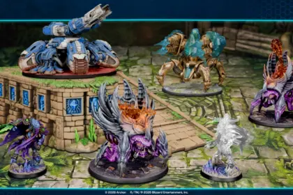 StarCraft TMG - bemalte Miniaturen aller drei Fraktionen auf Lost-Temple-Gelaende: Terran Siege Tank, Protoss Immortal und Zeratul, Zerg Ravager (Quelle: https://starcraft-tmg.com/news/featured/new-units-join-starcraft-tabletop-miniatures-game)