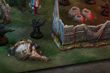 StarCraft TMG - Lost Temple Terrain-Set aufgebaut, Terran-Marines und Zerg auf der Spielmatte, Ausschnitt aus dem offiziellen Archon-Studio-Box-Art (Quelle: https://www.philibertnet.com/en/starcraft/172751-starcraft-lost-temple-terrain-expansion-set-5901397106182.html)