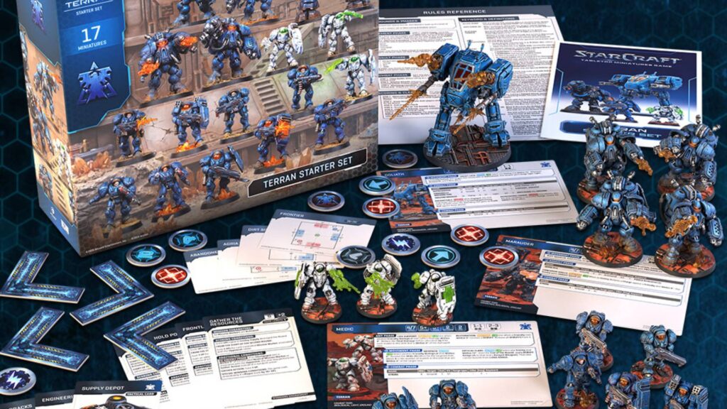 StarCraft TMG - Terran Starter Set mit Miniaturen, Einheitenkarten und Tokens ausgebreitet (Quelle: https://www.ontabletop.com/news/pre-order-archons-new-starcraft-miniatures-game-starter-sets/)