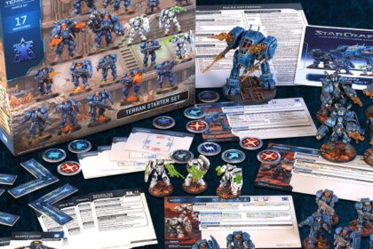 StarCraft TMG - Terran Starter Set mit Miniaturen, Einheitenkarten und Tokens ausgebreitet (Quelle: https://www.ontabletop.com/news/pre-order-archons-new-starcraft-miniatures-game-starter-sets/)