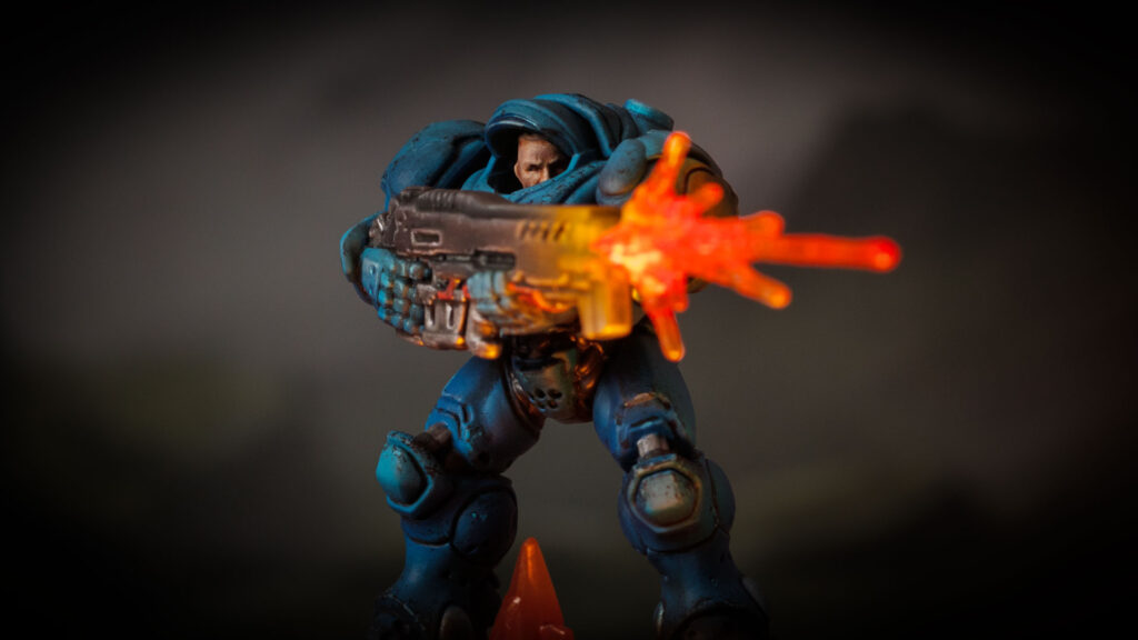 StarCraft TMG - Terran Marine in Raynor's Raiders-Blau mit bemaltem transparentem Muendungsfeuer, bemalt von Stahly (Quelle: https://taleofpainters.com/2026/09/tutorial-how-to-paint-starcraft-marines-and-their-transparent-effect-pieces/)
