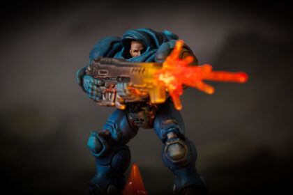 StarCraft TMG - Terran Marine in Raynor's Raiders-Blau mit bemaltem transparentem Muendungsfeuer, bemalt von Stahly (Quelle: https://taleofpainters.com/2026/09/tutorial-how-to-paint-starcraft-marines-and-their-transparent-effect-pieces/)
