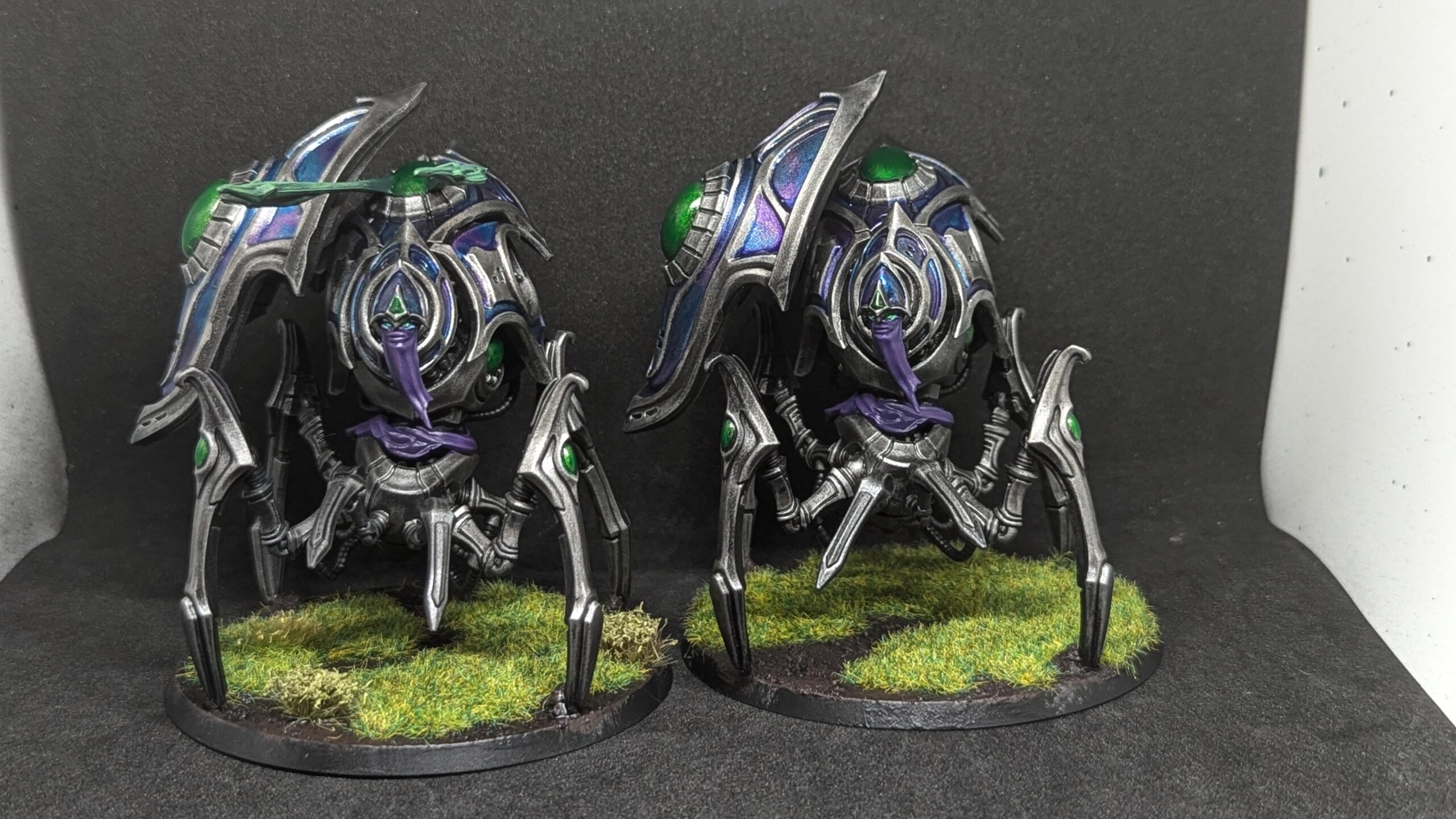 StarCraft TMG - zwei bemalte Protoss-Stalker in Silber und Blau auf begrasten Bases, Community-Malarbeit von Reddit-Nutzer MaijeTheMage