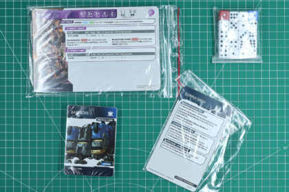 StarCraft TMG - Einheiten-, Taktik- und Missionskarten aus dem Two Player Starter Set Founders Edition mit Wuerfeln, fotografiert beim Unboxing (Quelle: https://www.chaosbunker.de/en/2026/09/08/unboxing-review-starcraft-tmg-two-player-starter-set-founders-edition/)