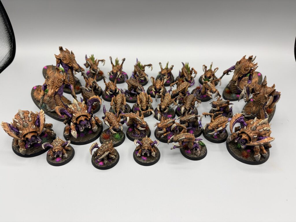 StarCraft TMG - Bemalte Zerg-Armee von u/thekaioshinde (Quelle: https://www.reddit.com/r/StarCraftTMG/comments/1wt2nv1/first_zergs_table_ready/)