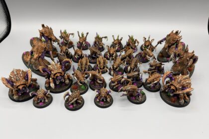 StarCraft TMG - Bemalte Zerg-Armee von u/thekaioshinde (Quelle: https://www.reddit.com/r/StarCraftTMG/comments/1wt2nv1/first_zergs_table_ready/)
