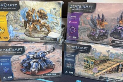 StarCraft TMG - vier Wave-2-Erweiterungsboxen (Immortal, Ravager, Siege Tank, Lost Temple Ramp) nach der Zustellung bei einem Backer in Westdeutschland (Quelle: https://www.reddit.com/r/StarCraftTMG/comments/1wp1eoj/my_wave_2_boxes_have_been_shipped/)