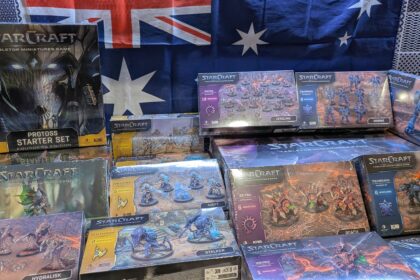 StarCraft TMG - Welle-1-Lieferung vor australischer Flagge, Foto von u/Peachni (Quelle: https://www.reddit.com/r/StarCraftTMG/comments/1wuvjyw/hell_its_about_time/)