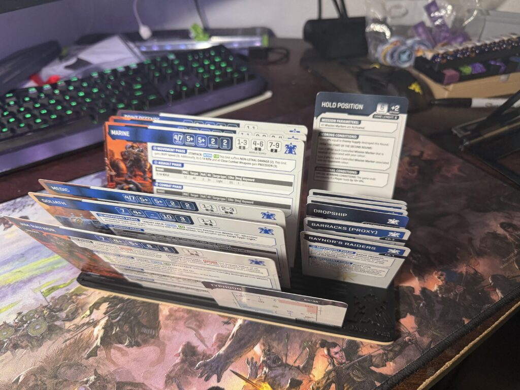 StarCraft TMG - Terran-Datenkarten (Marine, Medic, Goliath, Jim Raynor) im Kartenständer von deleeta87 (Quelle: https://www.reddit.com/r/StarCraftTMG/comments/1wwt36h/data_card_rack/)