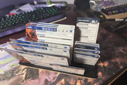StarCraft TMG - Terran-Datenkarten (Marine, Medic, Goliath, Jim Raynor) im Kartenständer von deleeta87 (Quelle: https://www.reddit.com/r/StarCraftTMG/comments/1wwt36h/data_card_rack/)